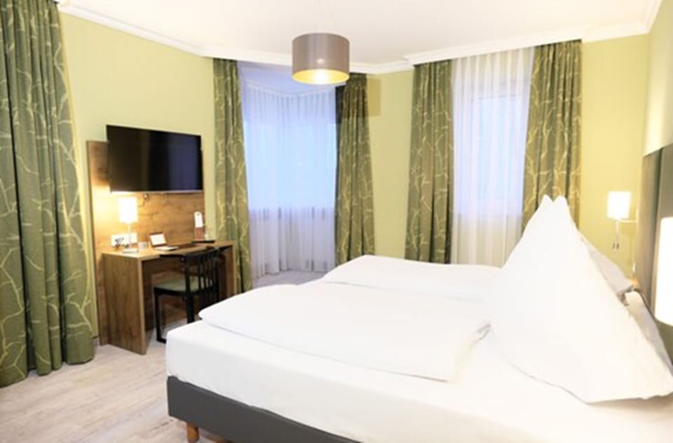 Economy Twin Room, 1 Bedroom, Non Smoking | Hypo-allergenic bedding, desk, laptop workspace, blackout drapes
