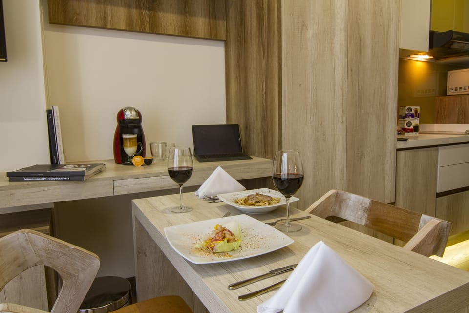 Executive Room, 1 Queen Bed | Private kitchen | Fridge, microwave, coffee/tea maker, cookware/dishes/utensils