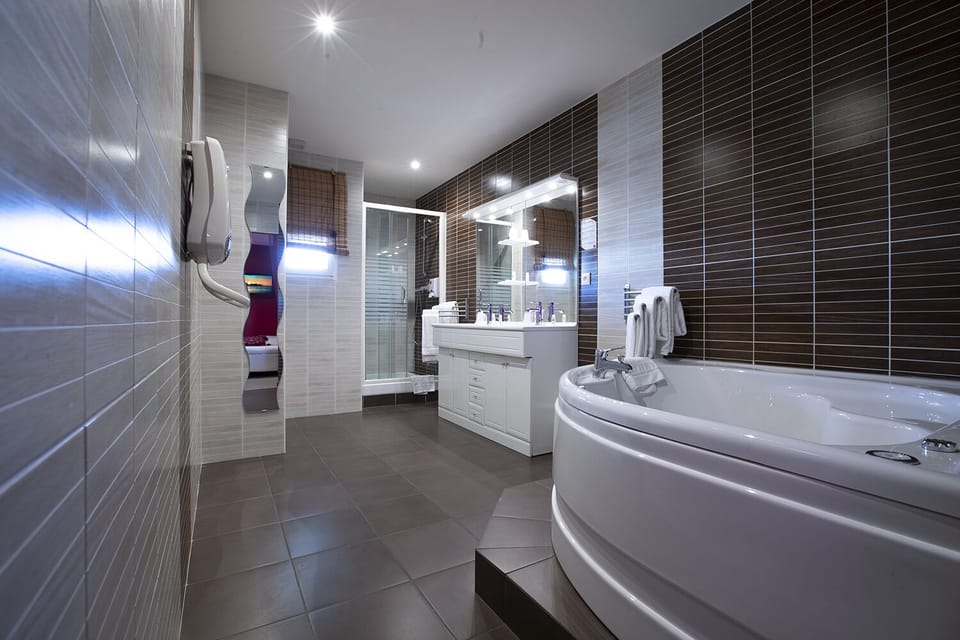Standard Suite | Bathroom | Free toiletries, hair dryer, towels