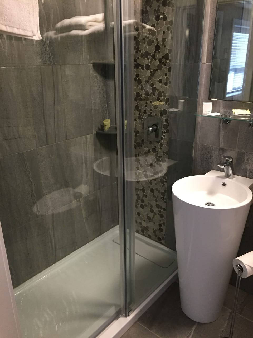 Standard Room, 1 Queen Bed | Bathroom shower