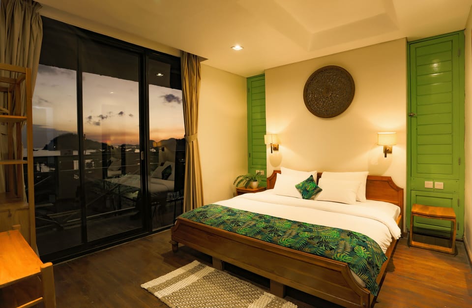 Deluxe Room, Sea View | In-room safe, desk, blackout drapes, WiFi (free)