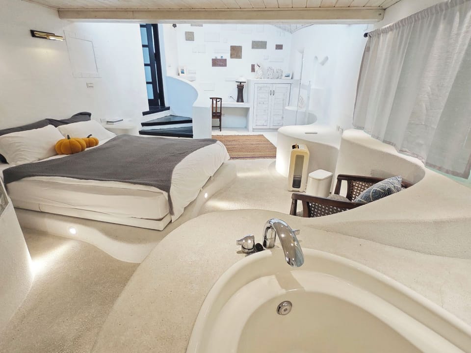Luxury Double Room, 1 King Bed, Ocean View, Garden Area | 1 bedroom, individually decorated, individually furnished, desk