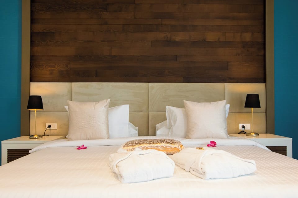 Deluxe Suite, Terrace (TURQUOISE) | Premium bedding, in-room safe, desk, blackout drapes