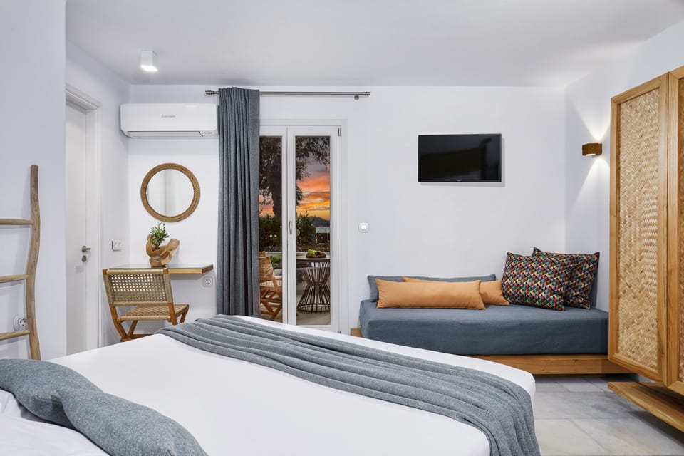 Superior Triple Room | Hypo-allergenic bedding, pillowtop beds, in-room safe, blackout drapes