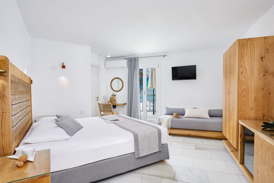 Superior Triple Room | Hypo-allergenic bedding, pillowtop beds, in-room safe, blackout drapes