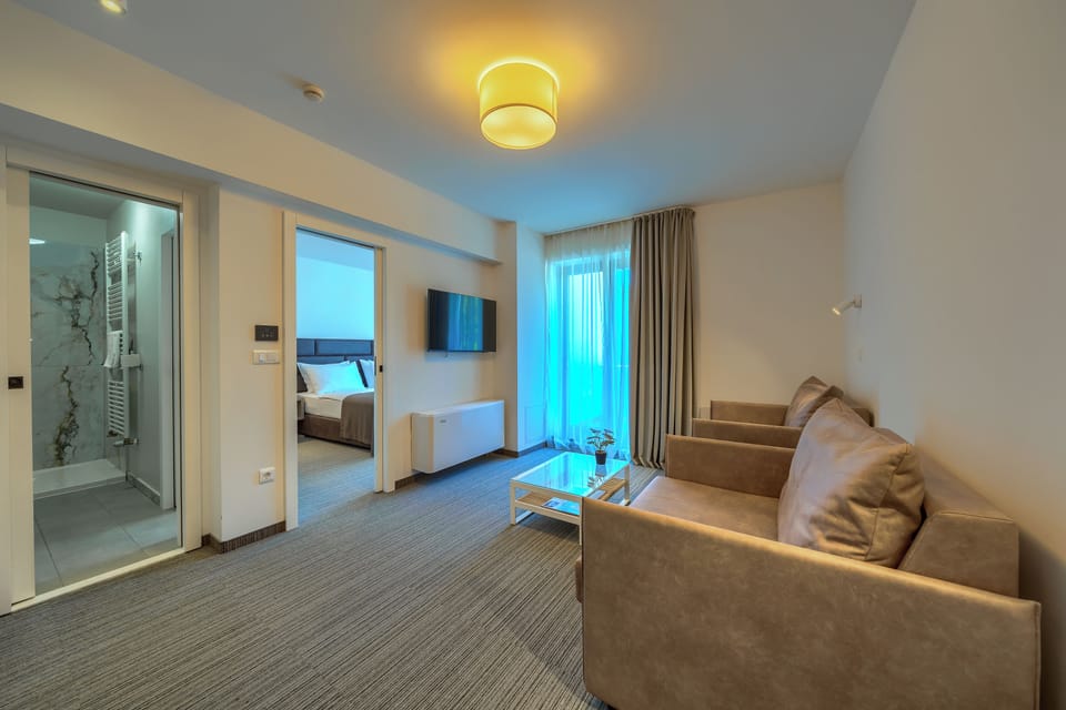 Junior Suite | Living area | 43-inch flat-screen TV with satellite channels