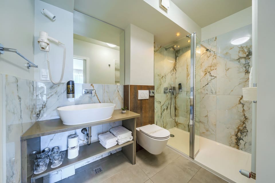Junior Suite | Bathroom | Shower, hair dryer, towels, soap