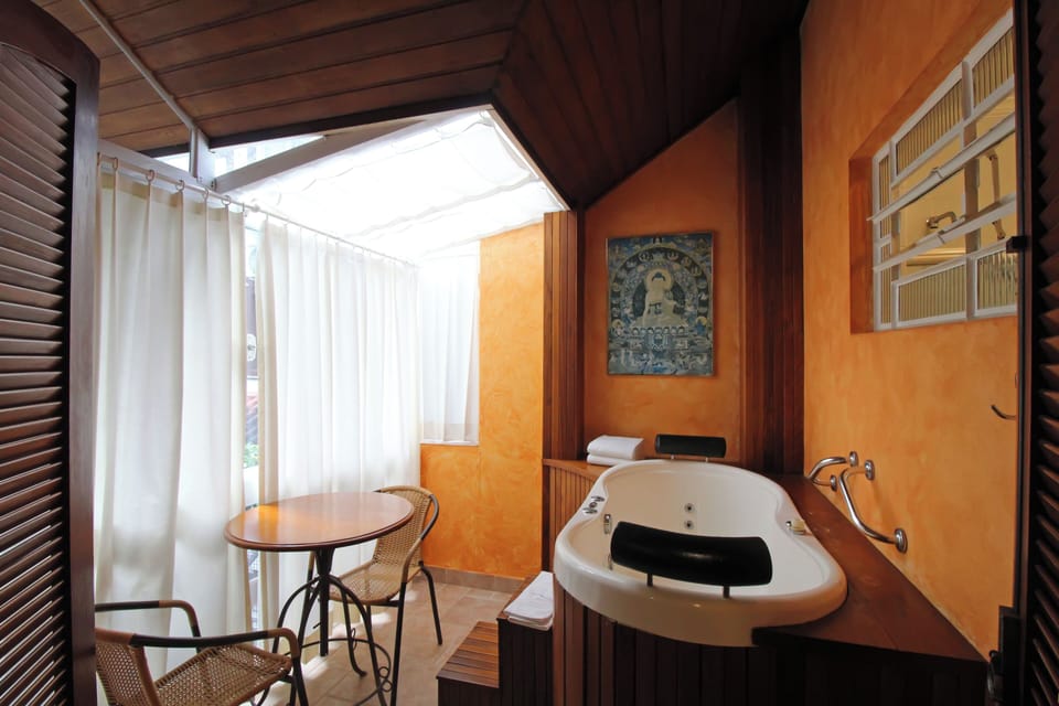 Suite | Bathroom | Shower, free toiletries, hair dryer, towels