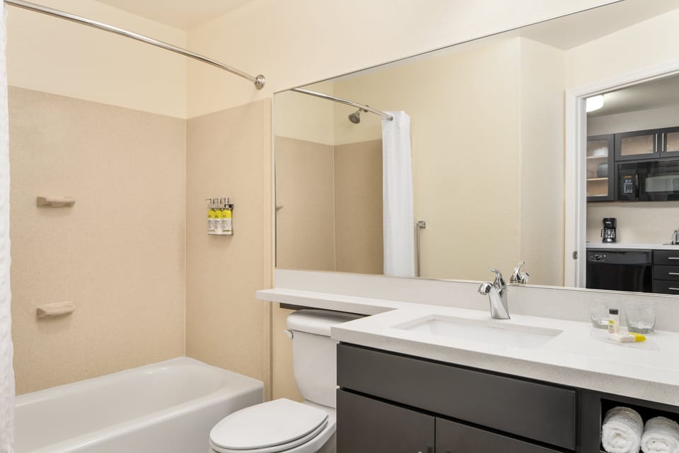 Combined shower/tub, free toiletries, hair dryer, towels