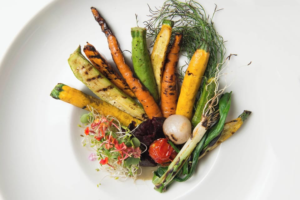 3 restaurants; lunch and dinner served