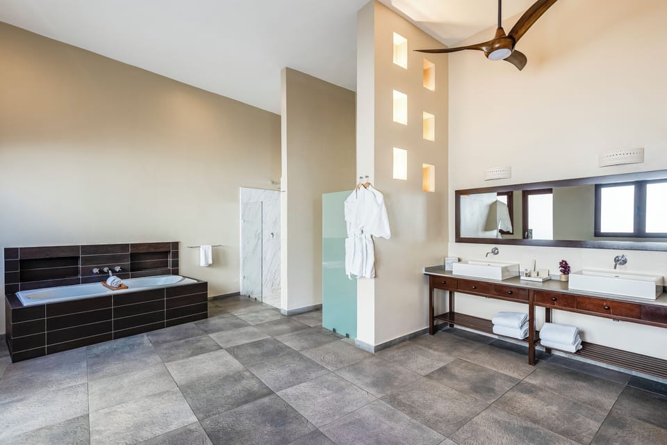 Premium Suite, 1 King Bed, Ocean View (Junior) | Bathroom | Shower, designer toiletries, towels