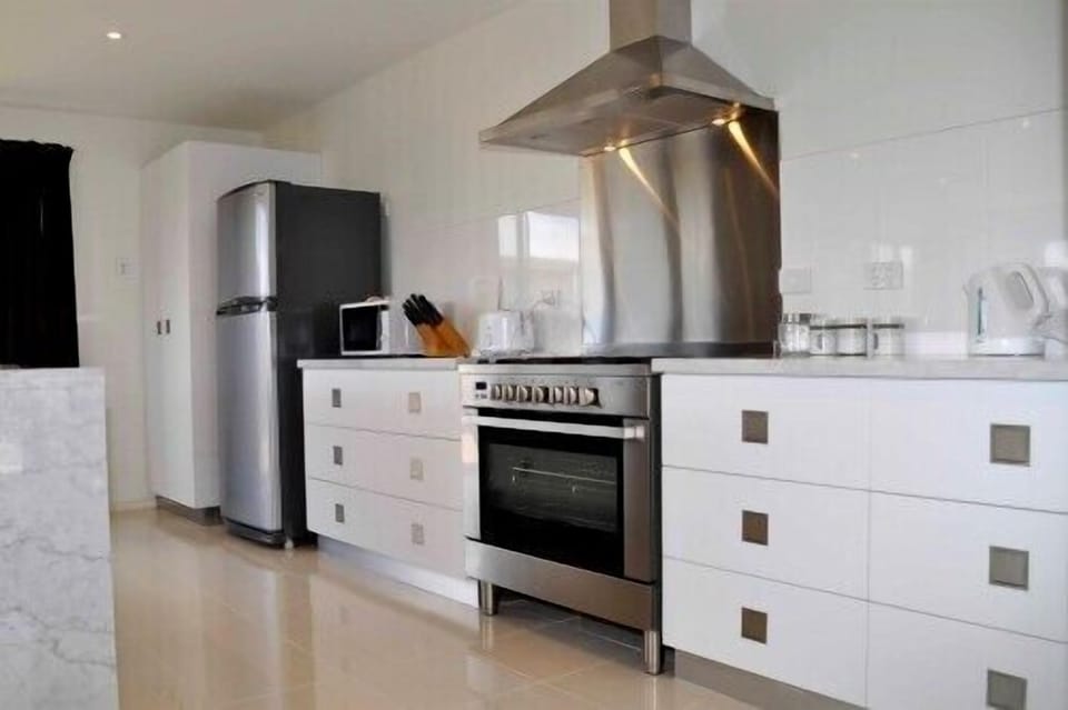 Family House, 2 Bedrooms | Private kitchen | Full-size fridge, microwave, oven, stovetop