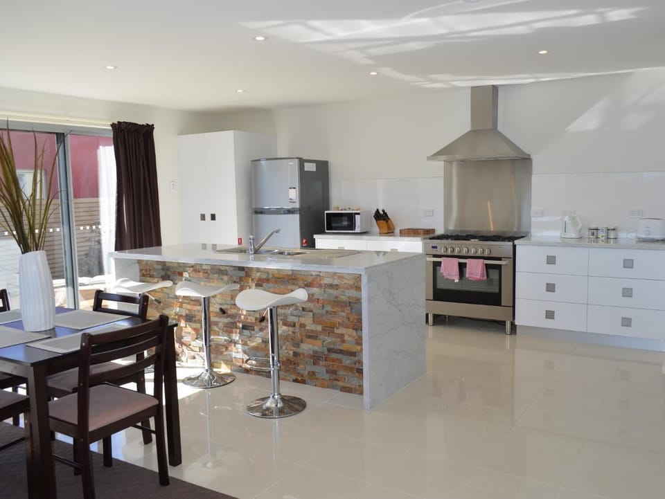 Full-size fridge, microwave, oven, stovetop