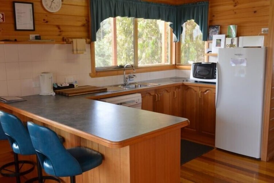 House, 2 Bedrooms | Private kitchen | Full-size fridge, microwave, oven, stovetop