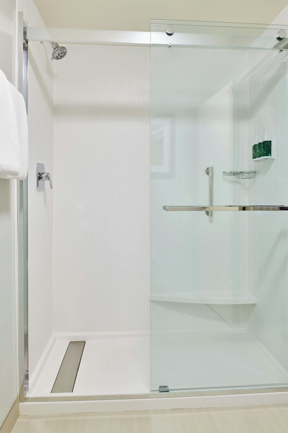 Combined shower/tub, free toiletries, hair dryer, towels