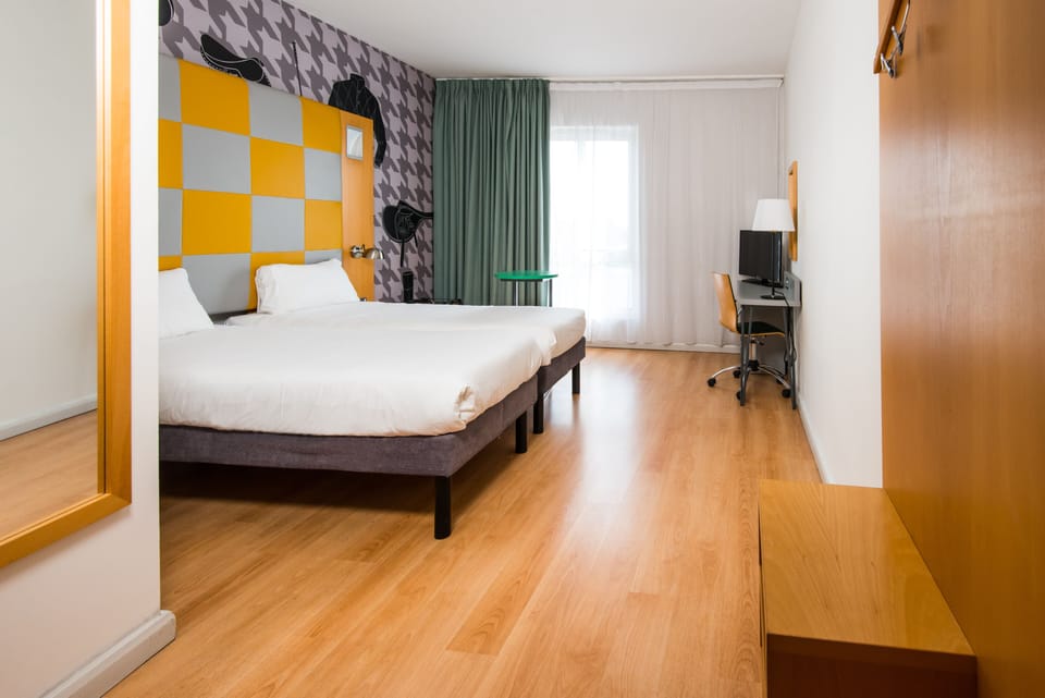 Room, 2 Twin Beds (The Duet) | In-room safe, desk, WiFi (free), bed sheets