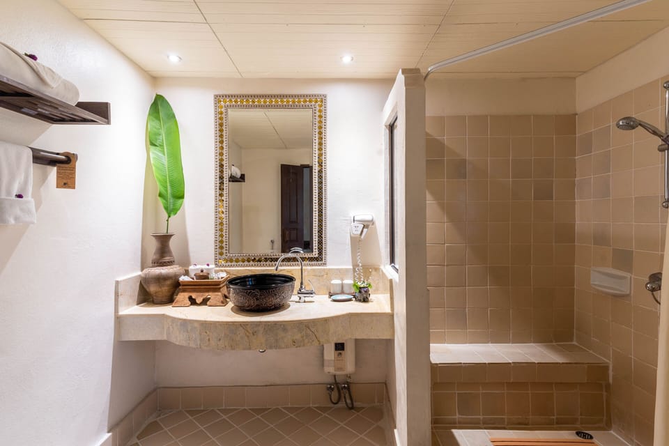 Superior Room, 1 Double or 2 Twin Beds, Balcony | Bathroom | Shower, free toiletries, hair dryer, bathrobes