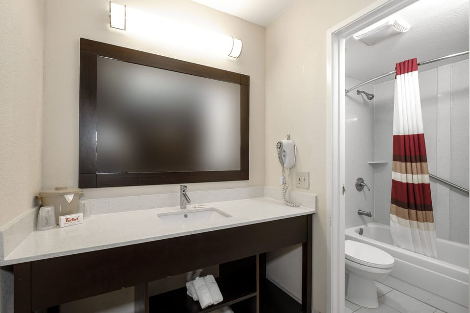 Combined shower/tub, hair dryer, towels