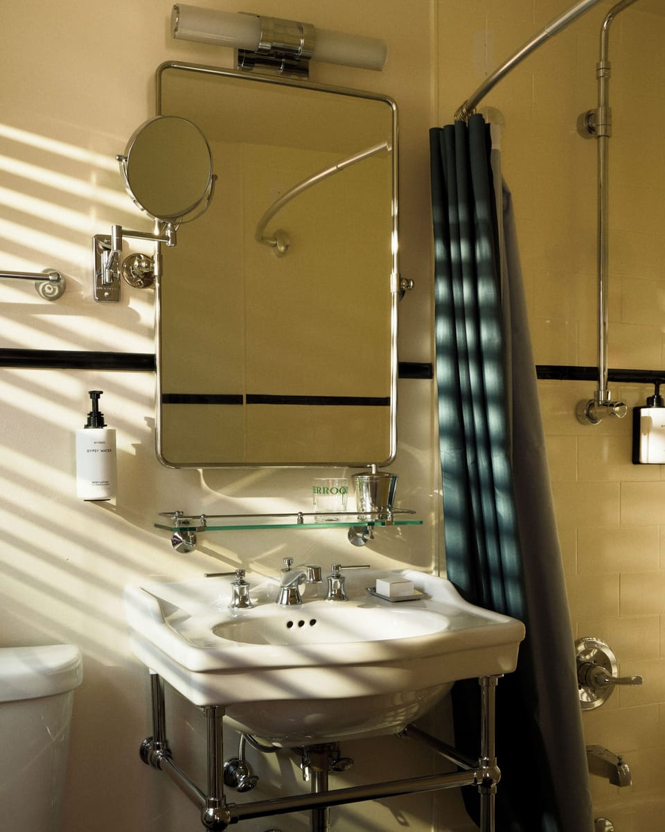 Combined shower/tub, rainfall showerhead, free toiletries, hair dryer