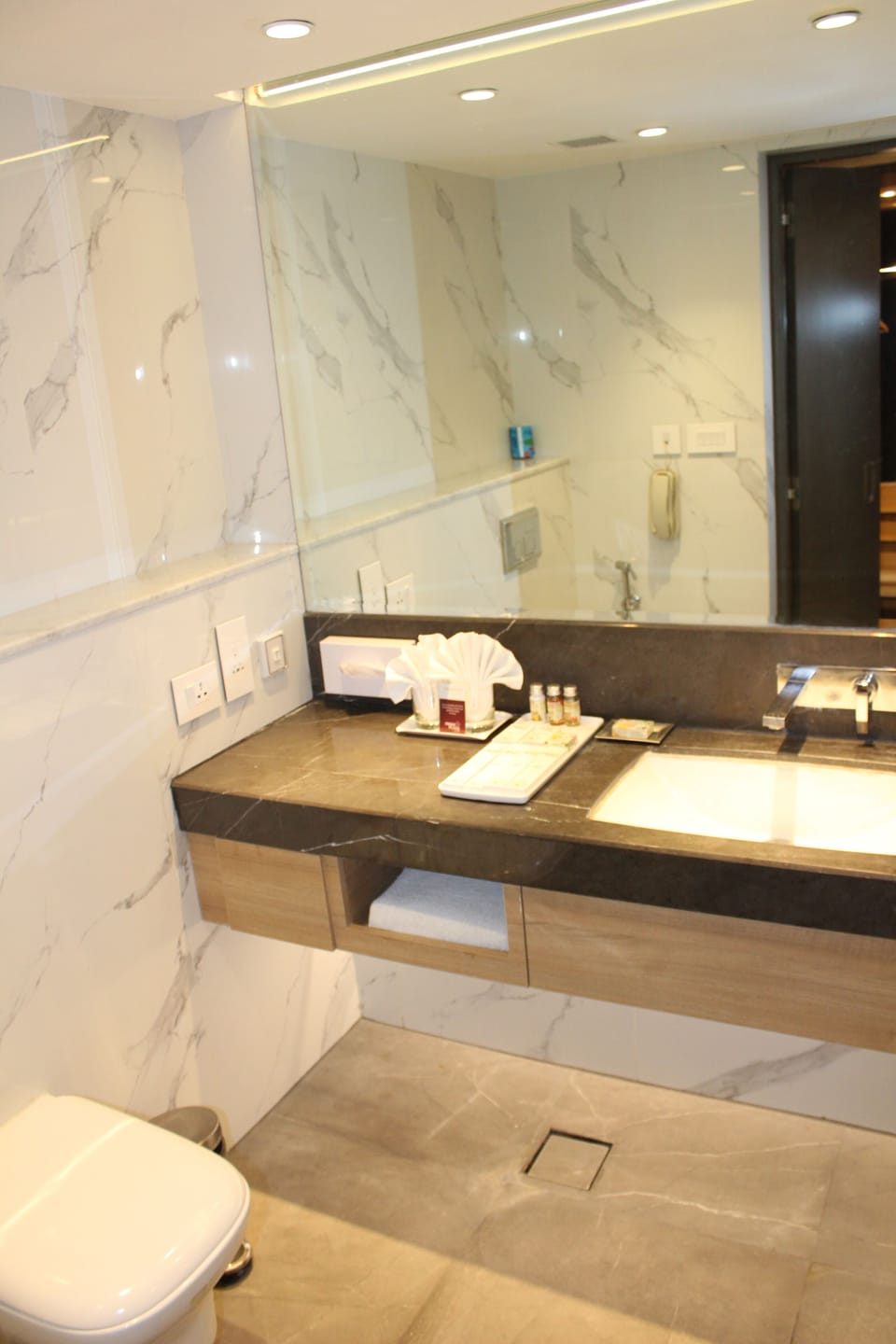 Superior Room | Bathroom | Free toiletries, hair dryer, bathrobes, slippers