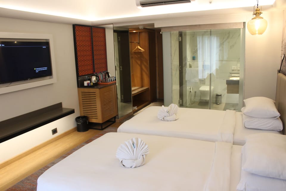 Superior Room | Minibar, in-room safe, desk, blackout drapes