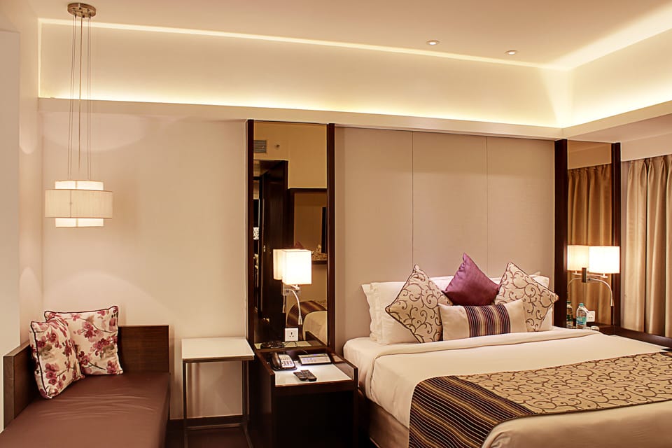 Deluxe Suite, 1 Bedroom | Minibar, in-room safe, desk, laptop workspace