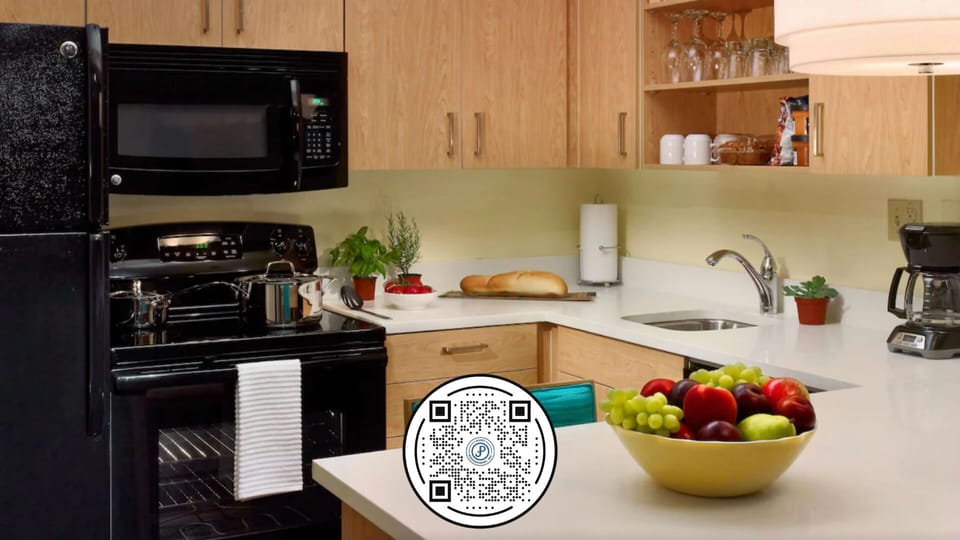 Full-size fridge, microwave, oven, stovetop