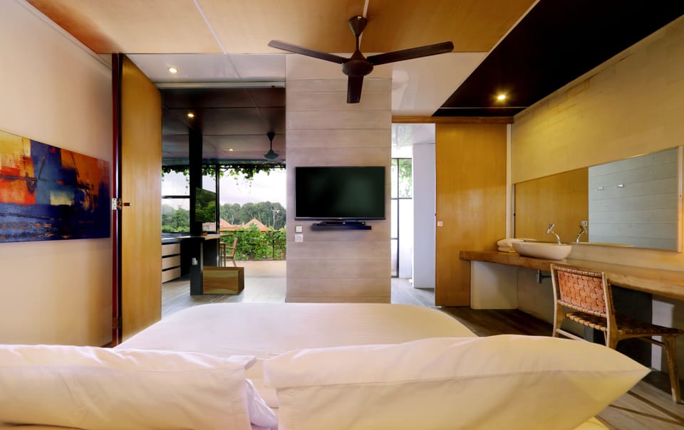 Sky Loft | Minibar, in-room safe, desk, iron/ironing board