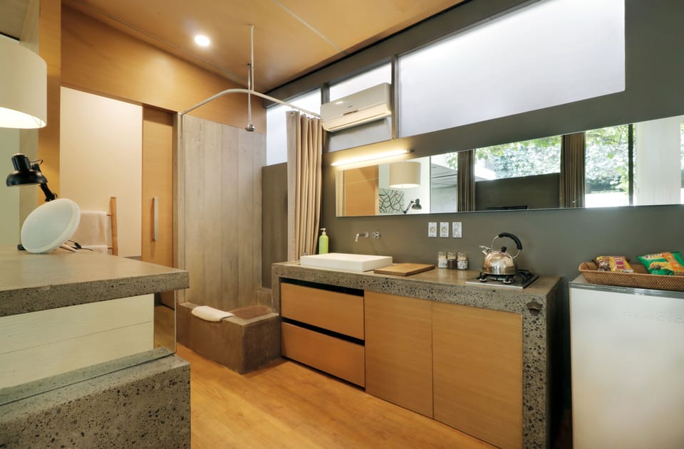 Shower, rainfall showerhead, free toiletries, towels