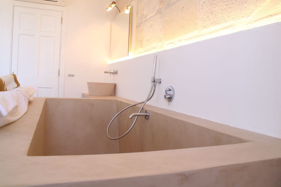 Deluxe Double Room | Bathroom | Combined shower/tub, free toiletries, hair dryer, towels