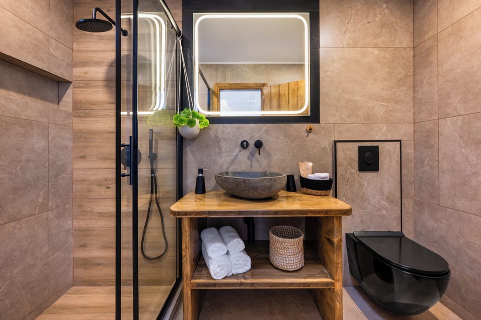 Deluxe Apartment, Sea View | Bathroom | Free toiletries, hair dryer, bathrobes, slippers