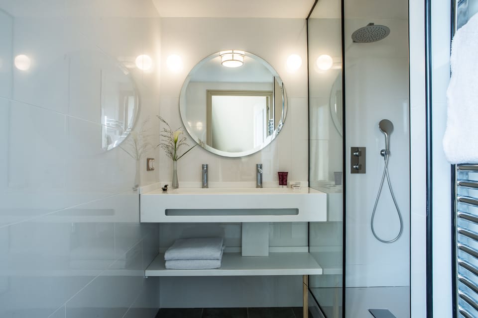 Junior Suite Monceau - Eiffel Tower View - Terrace | Bathroom | Designer toiletries, hair dryer, towels, soap