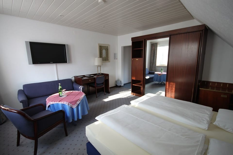 Triple Room | Minibar, in-room safe, iron/ironing board, cribs/infant beds