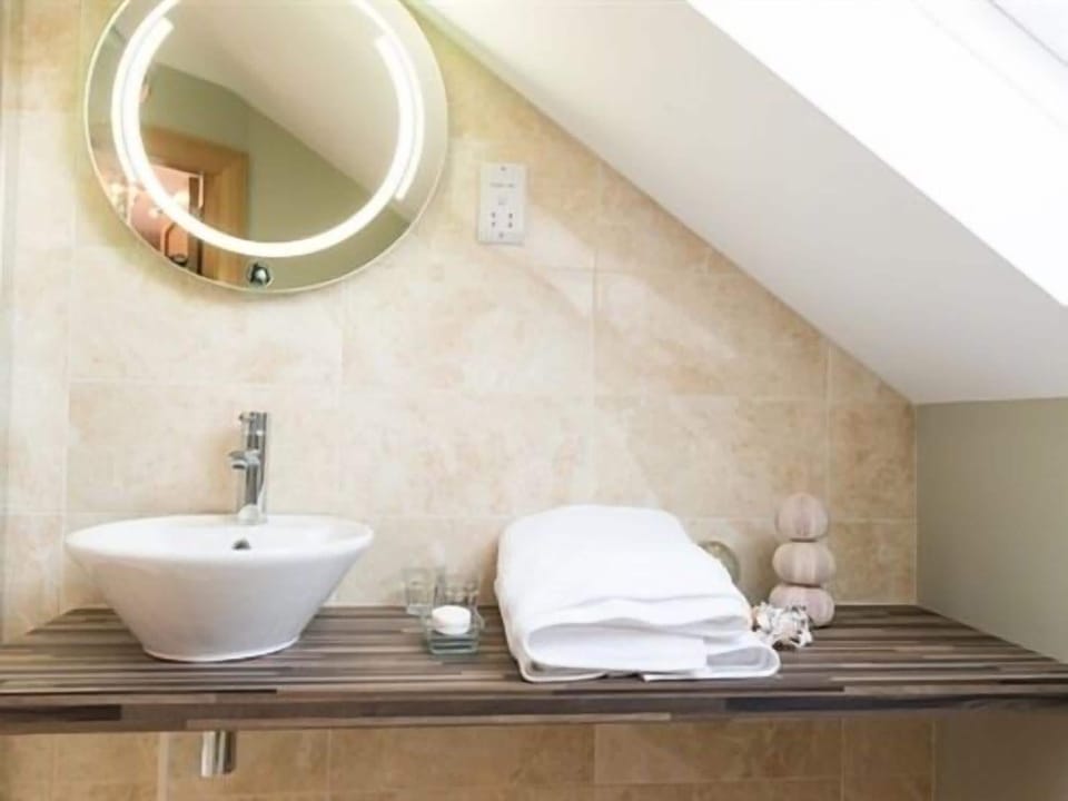 Luxury Triple Room, Ensuite, Garden View (Lizzies Room) | Egyptian cotton sheets, premium bedding, in-room safe