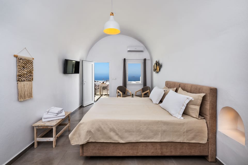 Deluxe Double Room, Sea View | Free WiFi, bed sheets