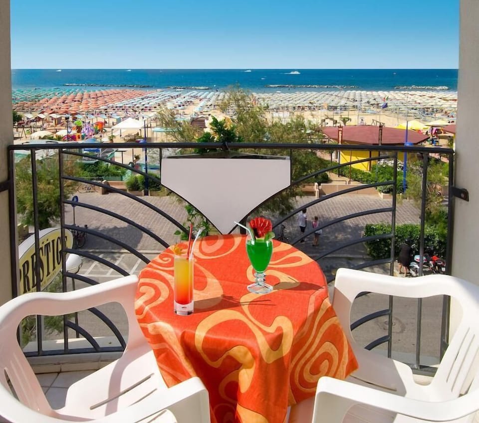 Double Room, Sea Facing | In-room safe, desk, WiFi (free), bed sheets