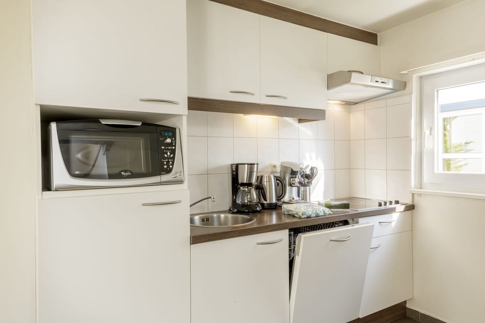 Exclusive Bungalow (holidayhouse ) | Private kitchen | Electric kettle, toaster, highchair