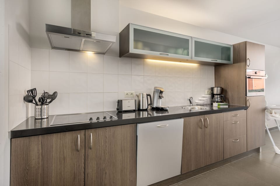 Deluxe Cottage | Private kitchen | Fridge, microwave, stovetop, dishwasher