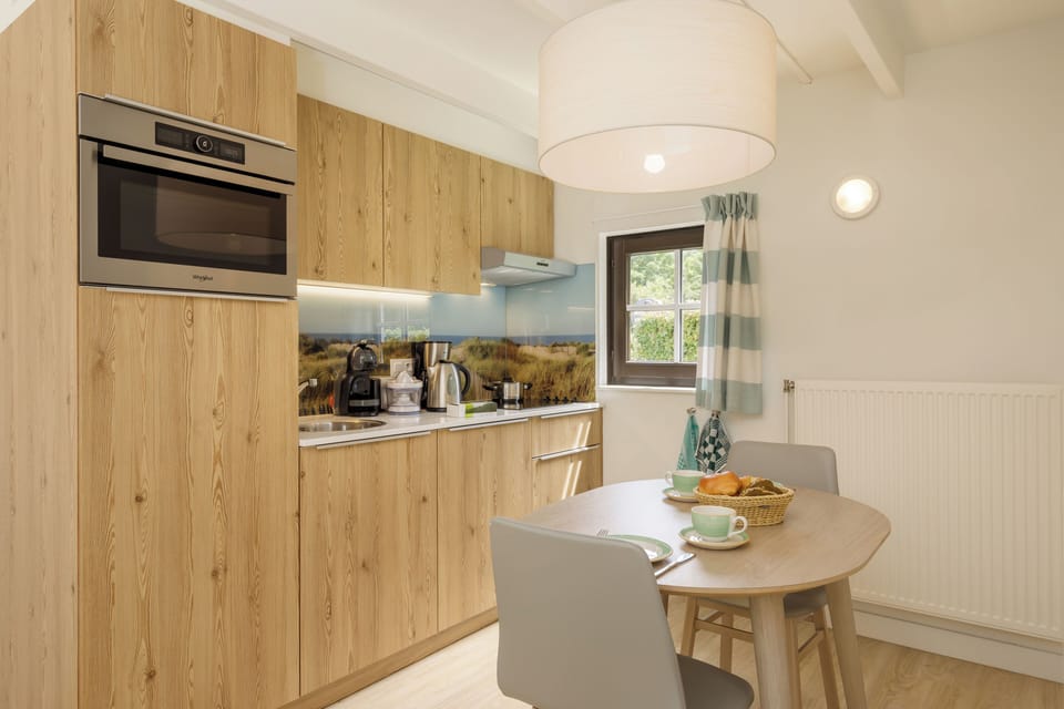 Deluxe Cottage | Private kitchen | Fridge, microwave, stovetop, dishwasher