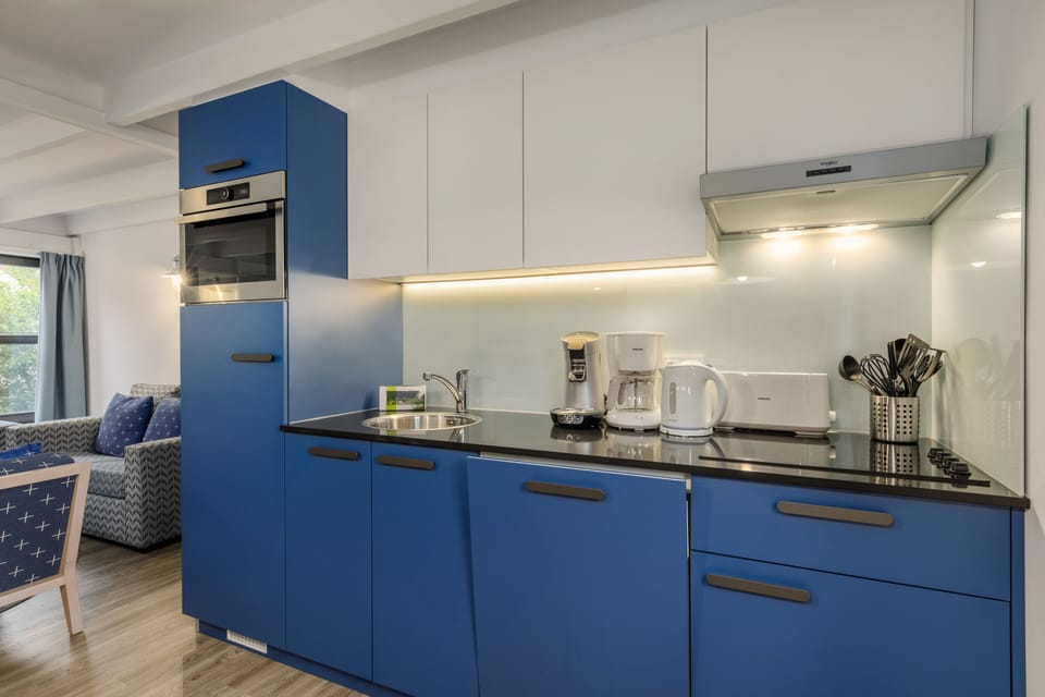 Premium Cottage | Private kitchen | Fridge, microwave, stovetop, dishwasher