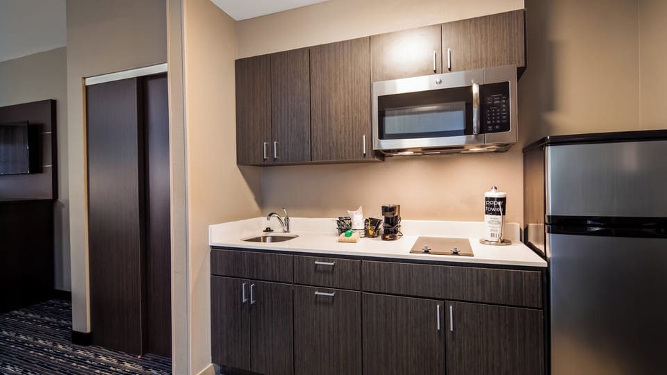Suite, 1 King Bed | Pillowtop beds, desk, iron/ironing board, cribs (free)
