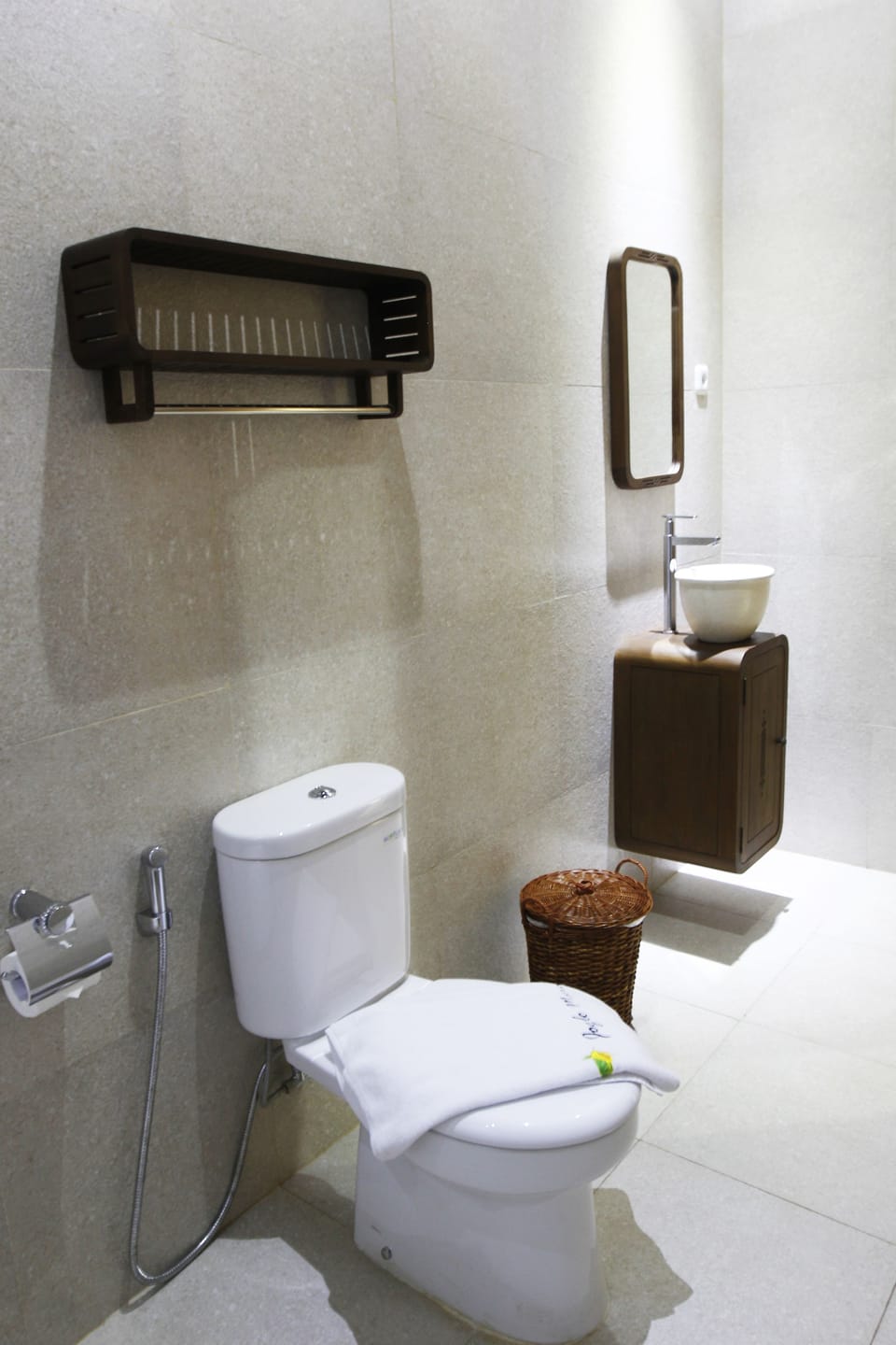 Executive Room | Bathroom | Shower, free toiletries, hair dryer, slippers