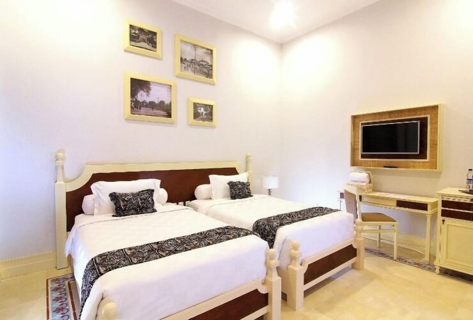 Deluxe Twin Room | Minibar, in-room safe, desk, free WiFi