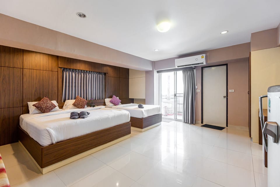 Deluxe Triple Room | Desk, free WiFi, bed sheets