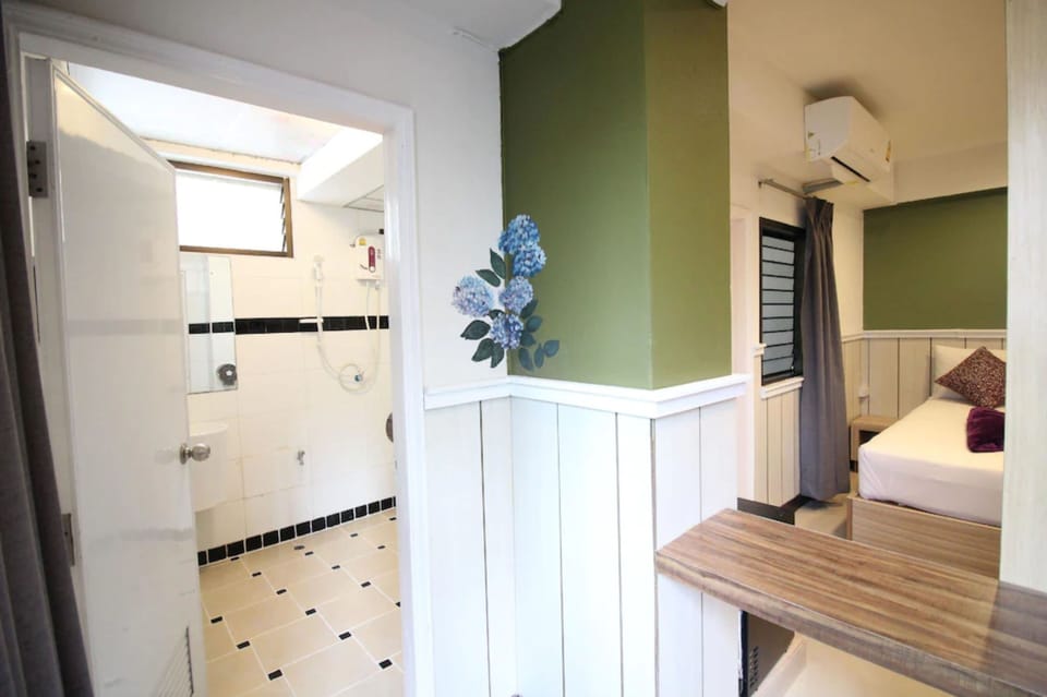 Deluxe Room | Bathroom | Shower, free toiletries, towels
