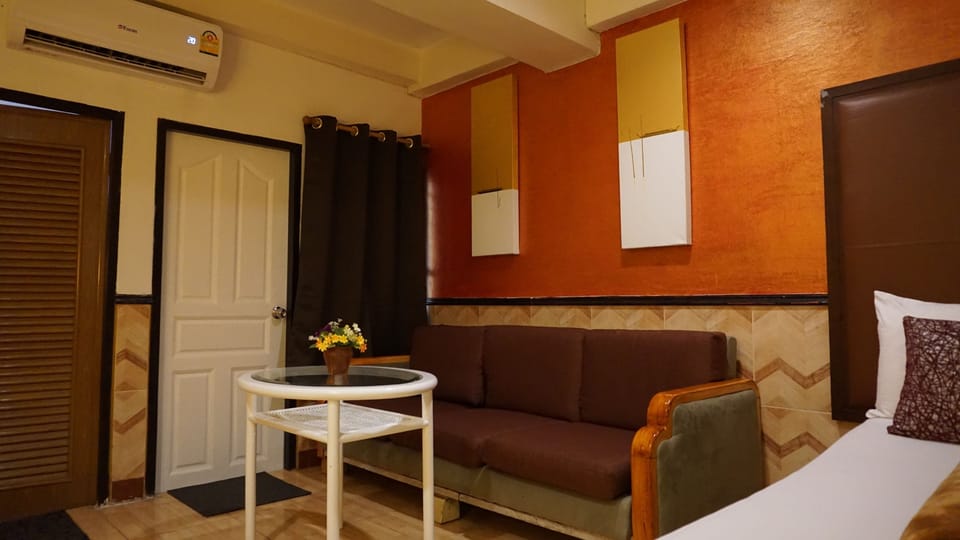 Blackout drapes, free WiFi, bed sheets