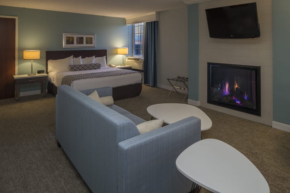 Suite, 1 Bedroom, Mobility Accessible (Transfer Shower) | Hypo-allergenic bedding, desk, laptop workspace, blackout drapes