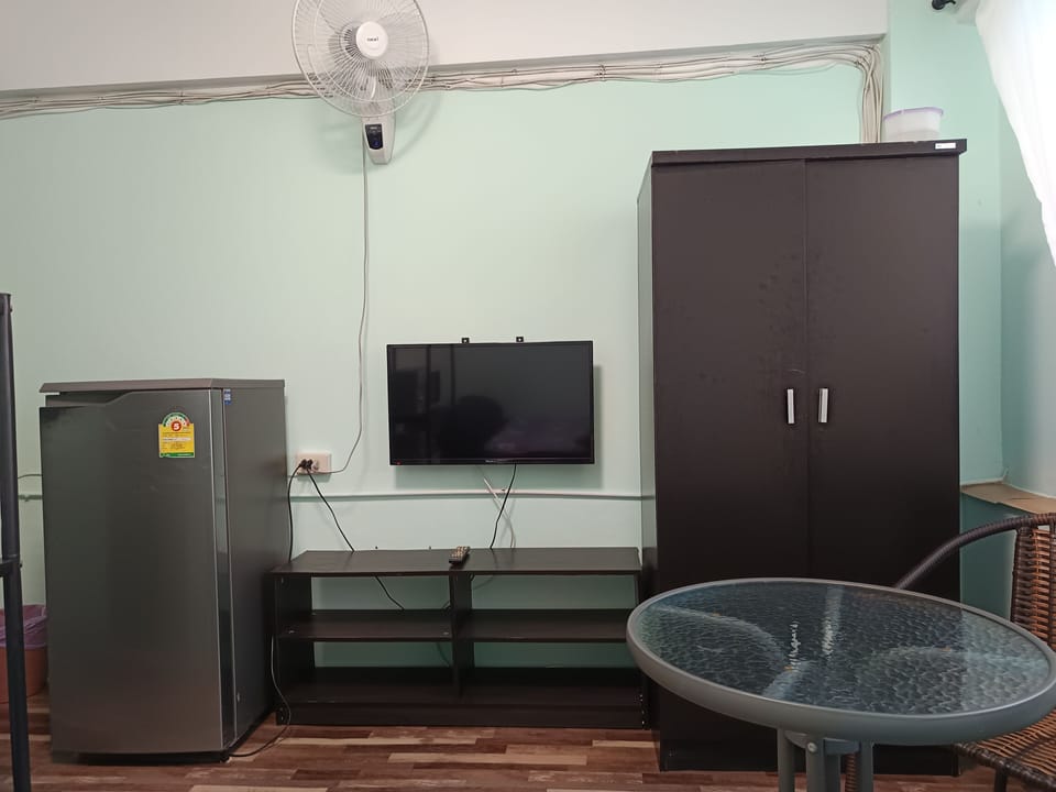 Standard Double Room | In-room safe, blackout drapes, free WiFi, bed sheets