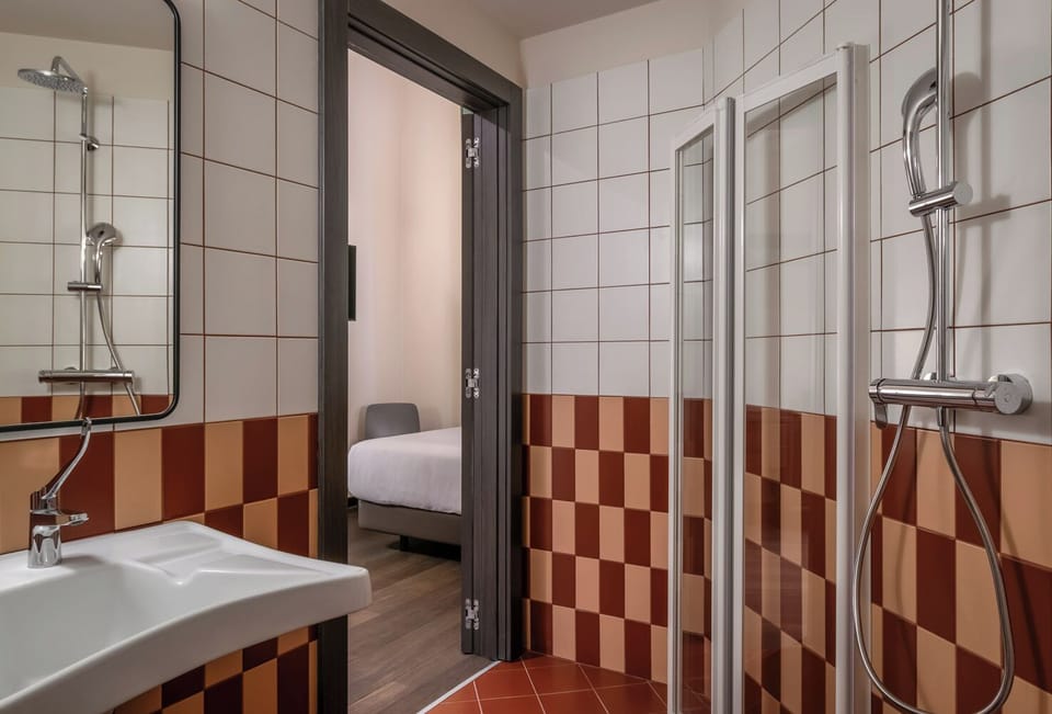 Superior Single Room | Bathroom | Shower, free toiletries, hair dryer, slippers