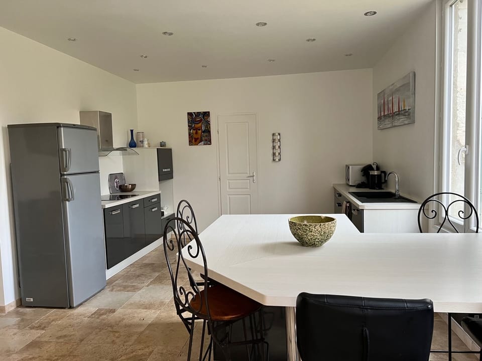 Cottage, Ensuite, Garden View | Shared kitchen | Highchair